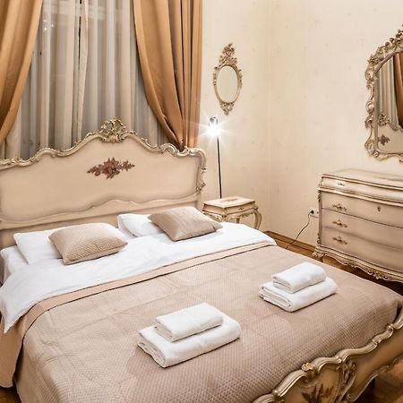 3 Bedrooms Royal Italian Style In An Austrian Building, Parking, Balcony Lviv Bagian luar foto