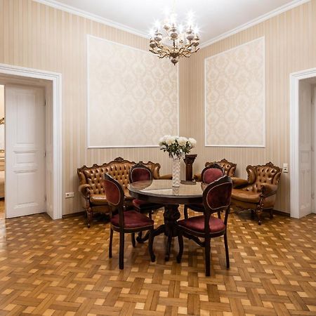 3 Bedrooms Royal Italian Style In An Austrian Building, Parking, Balcony Lviv Bagian luar foto