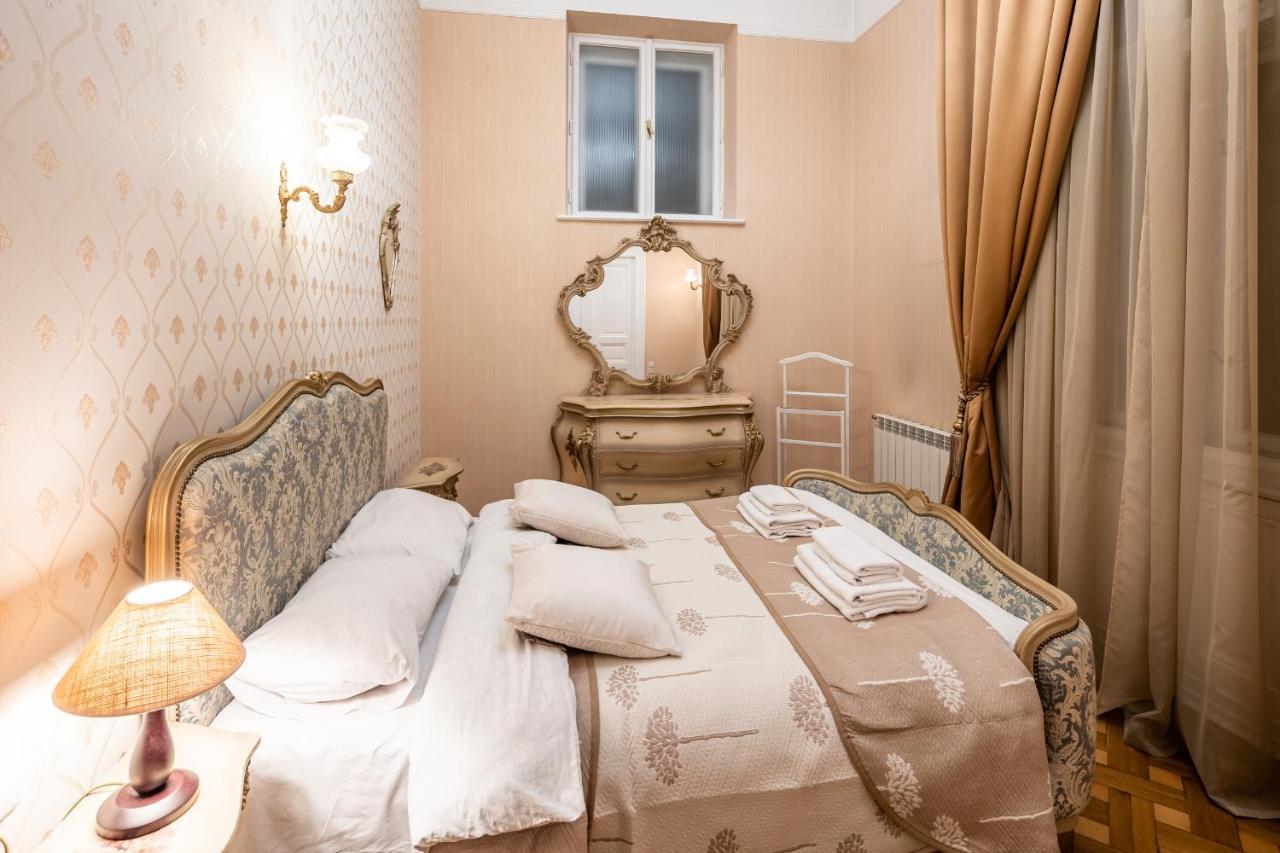 3 Bedrooms Royal Italian Style In An Austrian Building, Parking, Balcony Lviv Bagian luar foto