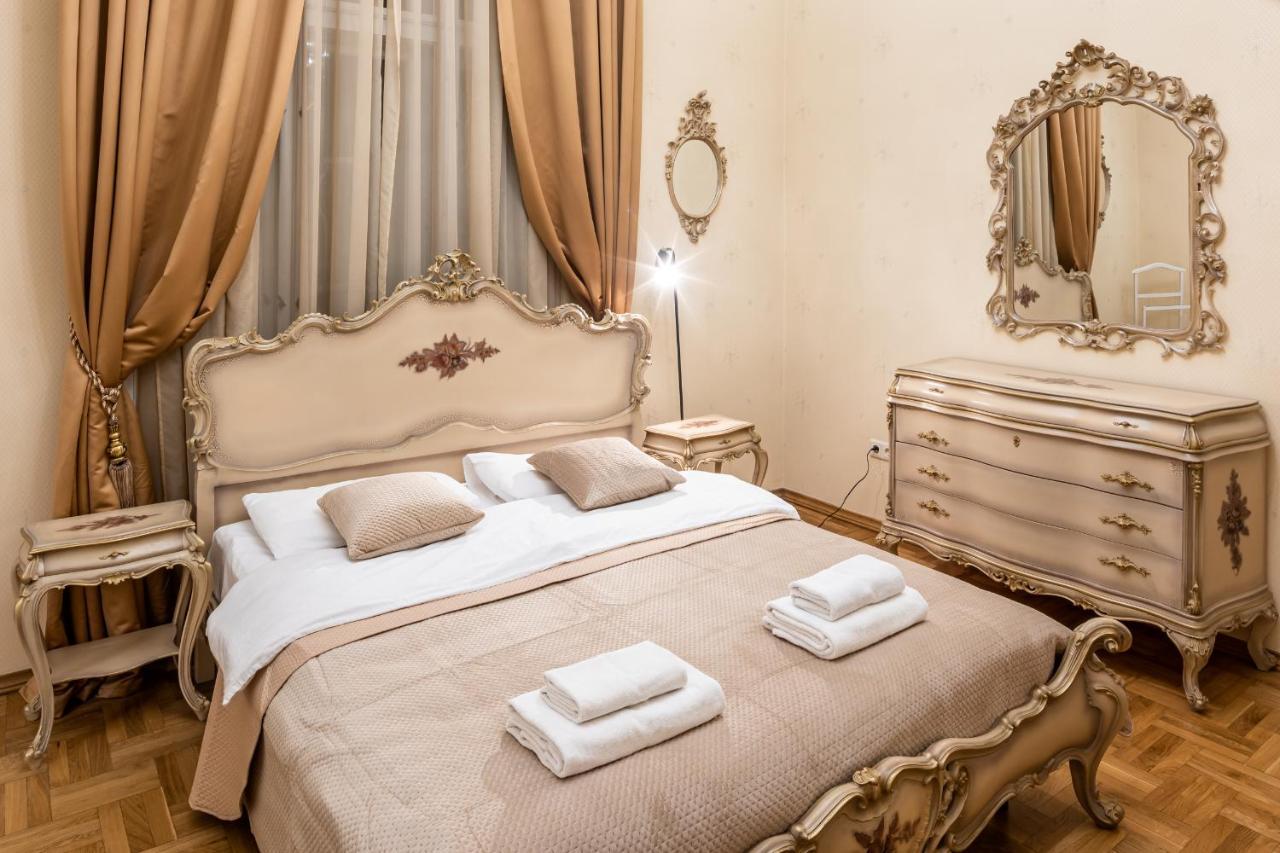 3 Bedrooms Royal Italian Style In An Austrian Building, Parking, Balcony Lviv Bagian luar foto