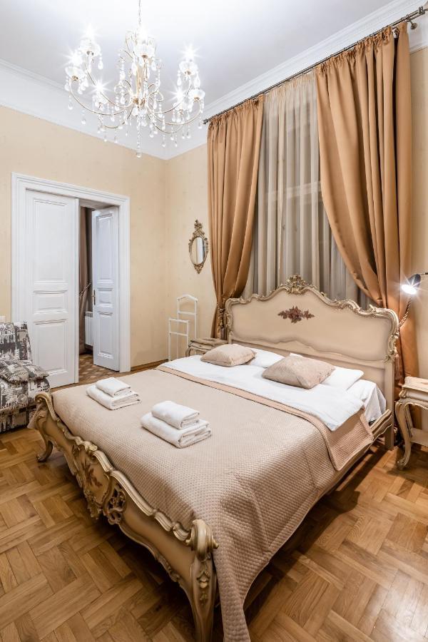 3 Bedrooms Royal Italian Style In An Austrian Building, Parking, Balcony Lviv Bagian luar foto