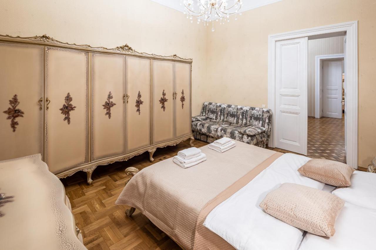 3 Bedrooms Royal Italian Style In An Austrian Building, Parking, Balcony Lviv Bagian luar foto