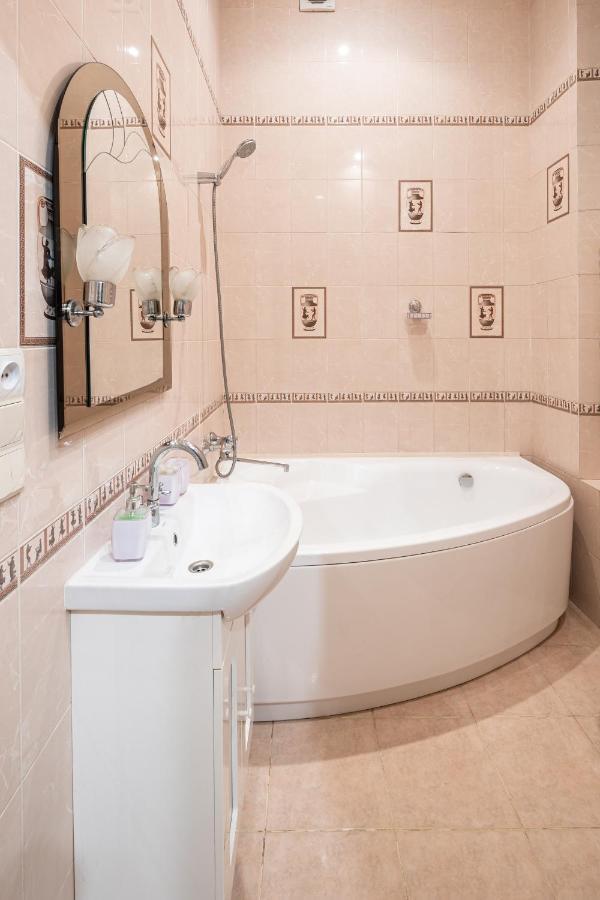 3 Bedrooms Royal Italian Style In An Austrian Building, Parking, Balcony Lviv Bagian luar foto