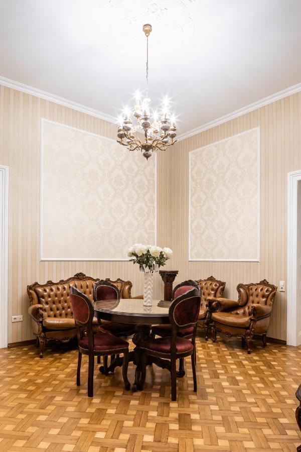 3 Bedrooms Royal Italian Style In An Austrian Building, Parking, Balcony Lviv Bagian luar foto