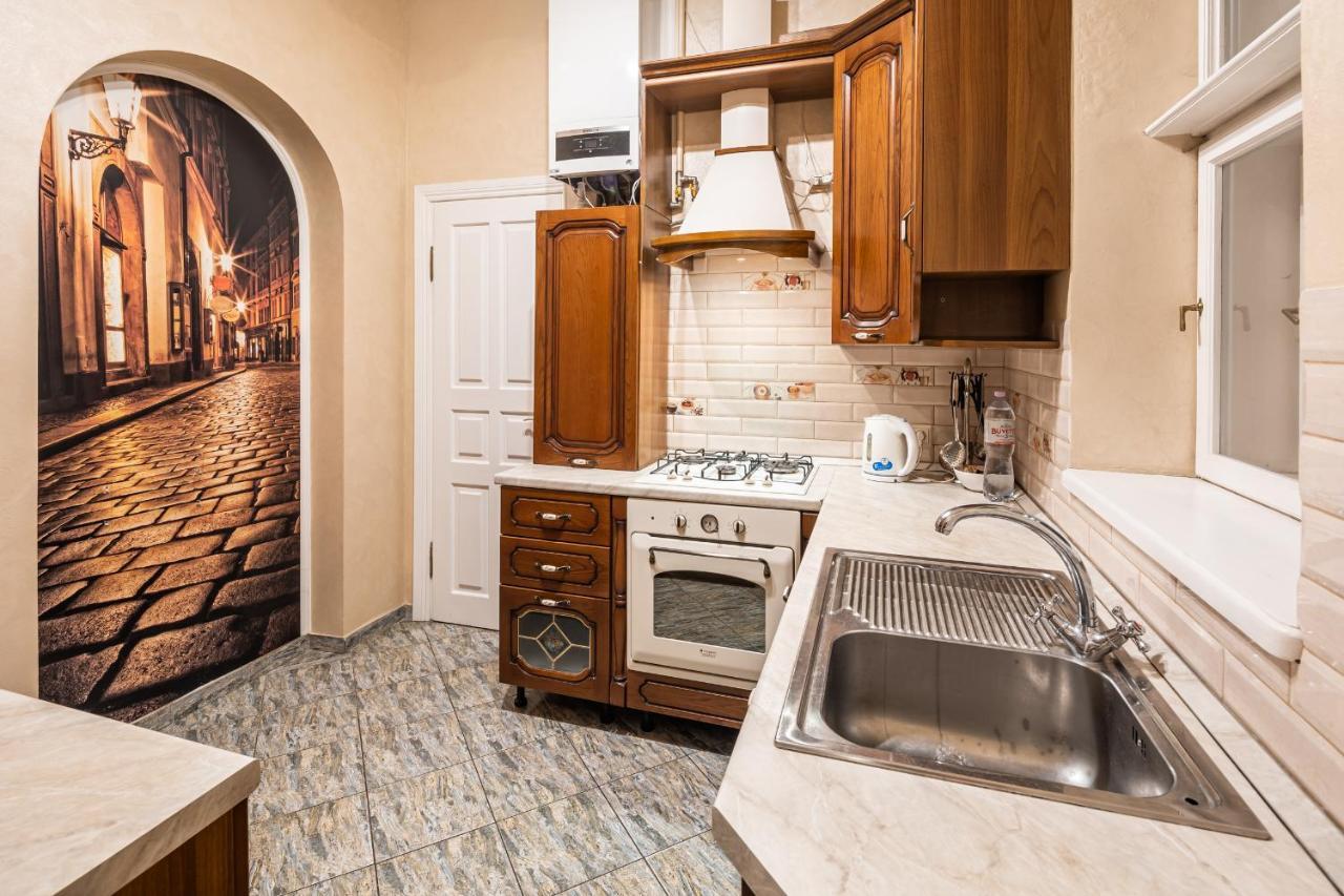 3 Bedrooms Royal Italian Style In An Austrian Building, Parking, Balcony Lviv Bagian luar foto