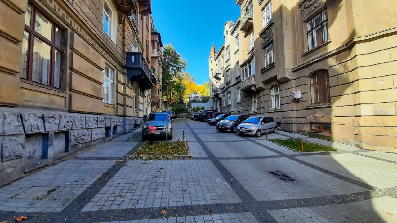 3 Bedrooms Royal Italian Style In An Austrian Building, Parking, Balcony Lviv Bagian luar foto