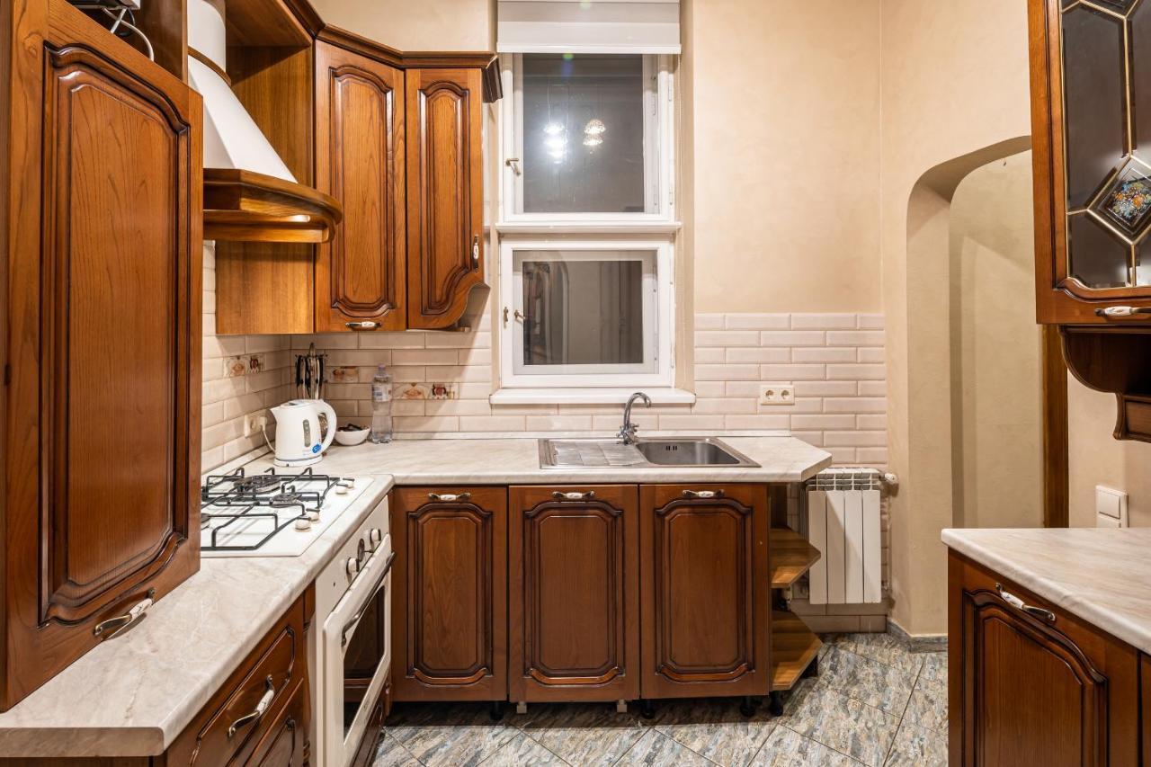 3 Bedrooms Royal Italian Style In An Austrian Building, Parking, Balcony Lviv Bagian luar foto